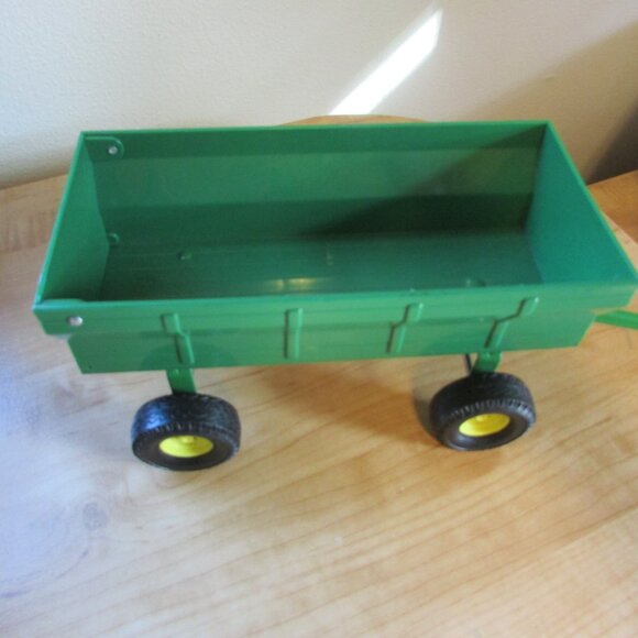 EUC Green John Deere Flared Box Wagon Green by Ertl Plastic 8x4 - Picture 1 of 3